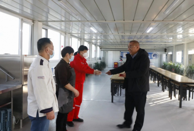公司領導大年初一慰問堅守崗位的干部員工