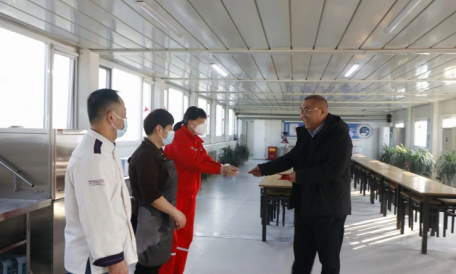 公司領導大年初一慰問堅守崗位的干部員工